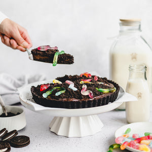 vegan halloween dirt pie tart with gummy worms on top