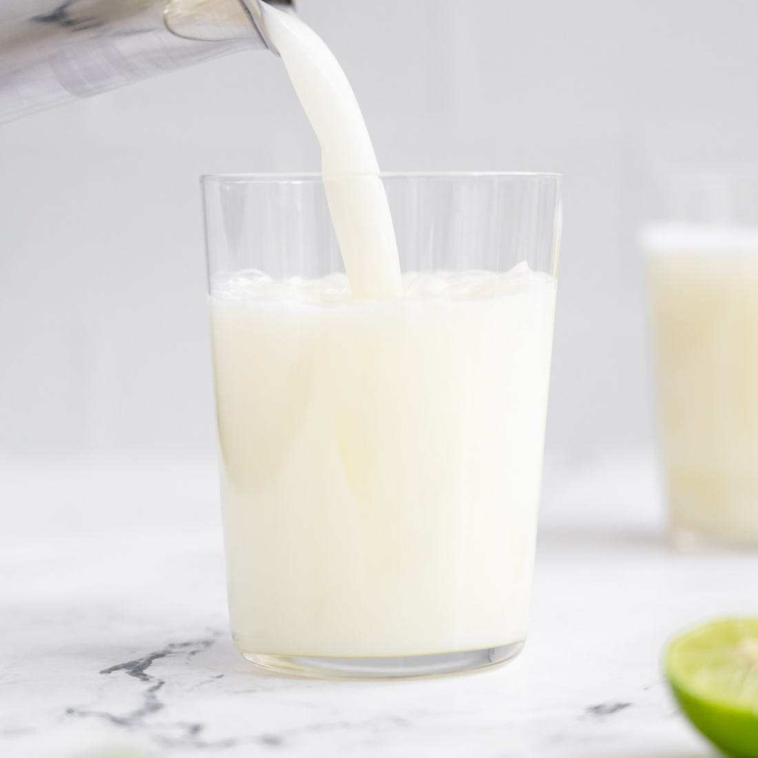limonada de coco being poured in a glass