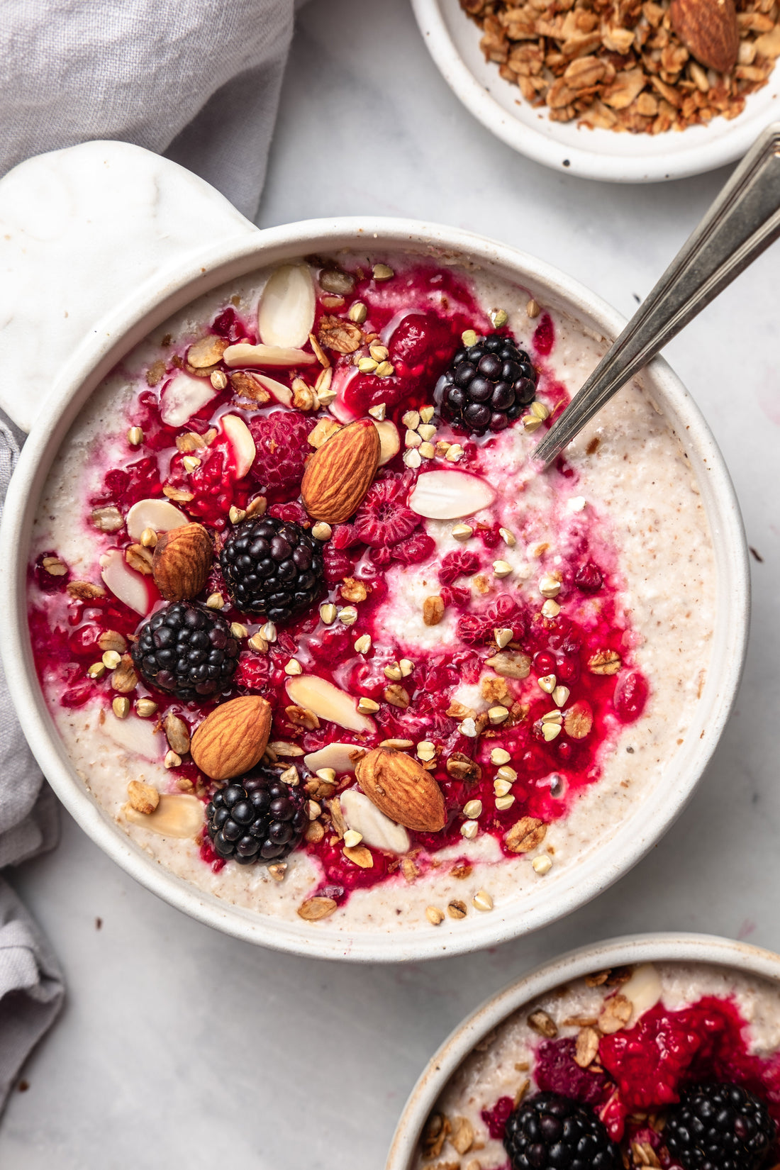 A delicious bowl of raspberry pulpmeal with almonds and blackberries.